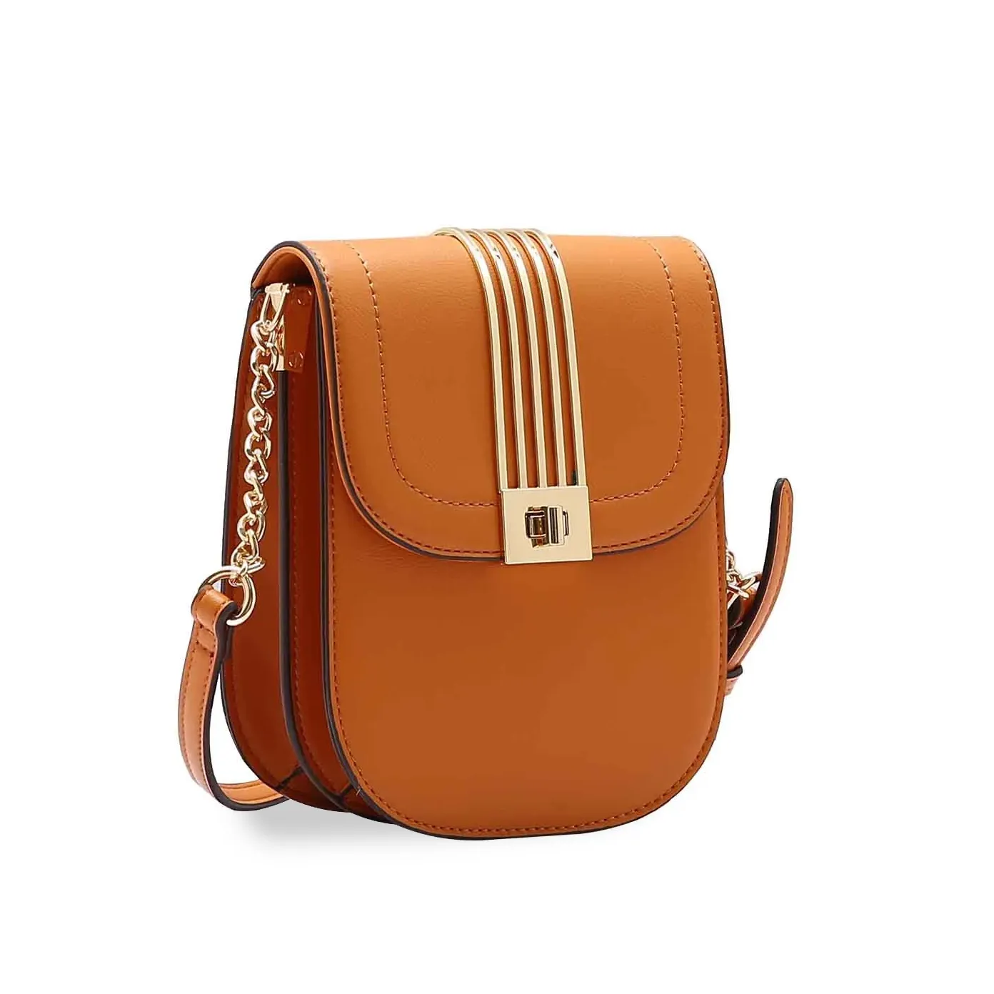 Bolsa transversal feminina Chenson cor caramelo confeccionada em PVC, vista frontal com design compacto e alça com corrente dourada